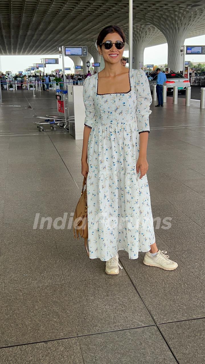 Shriya Saran snapped at the airport