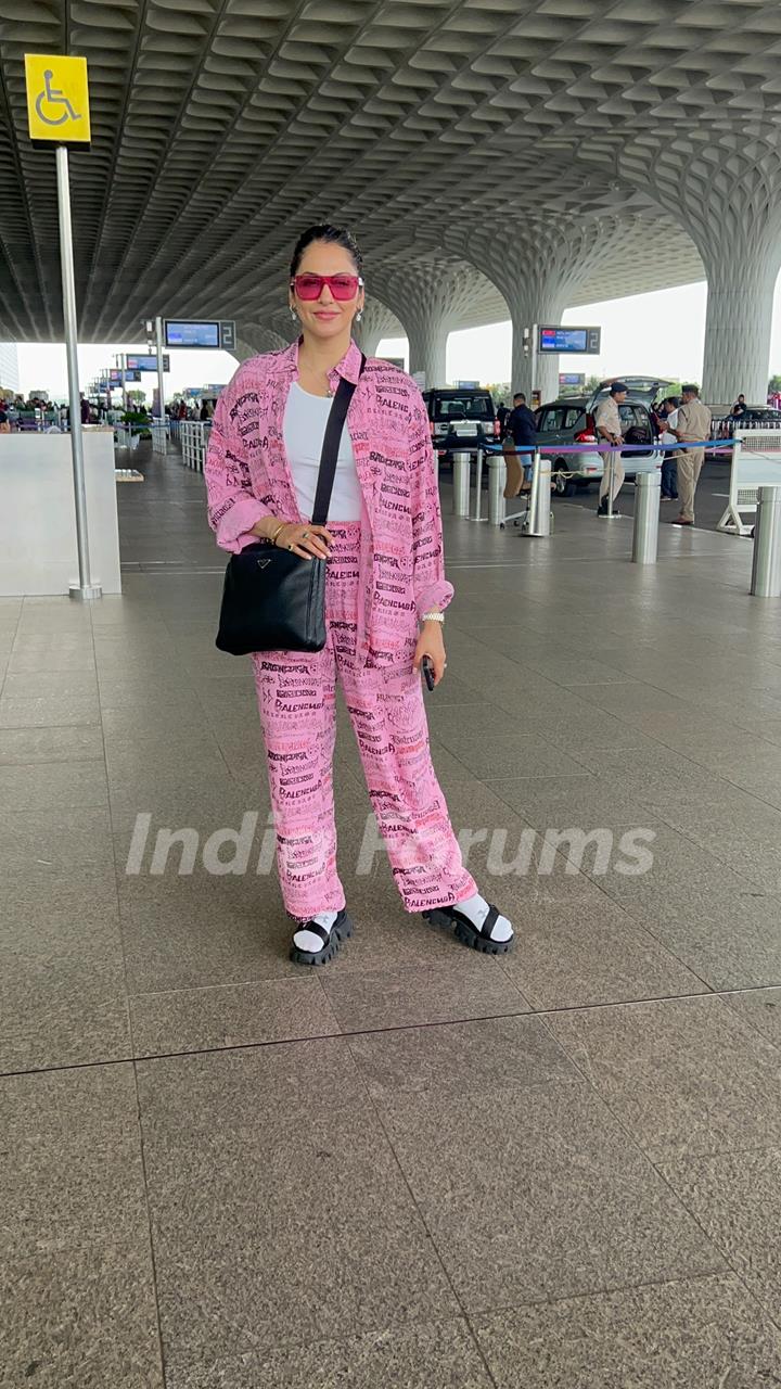 Isha Koppikar snapped at the airport