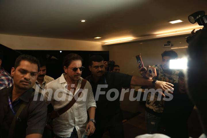 Shah Rukh Khan  snapped at Farah Khan's Residence