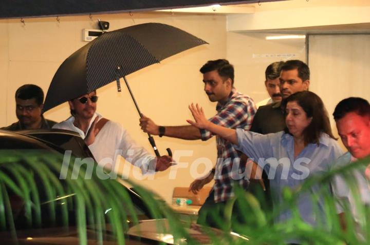 Shah Rukh Khan and Farah Khan  snapped at Farah Khan's Residence