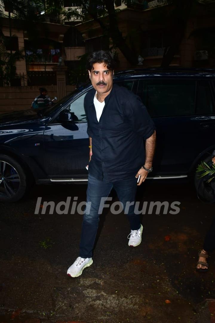 Sikandar Kher snapped at Farah Khan’s residence