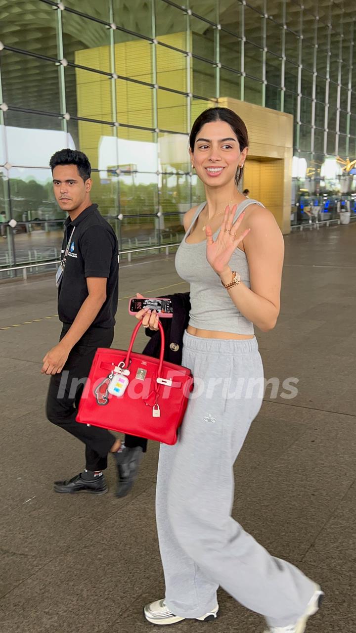 Khushi Kapoor  snapped at the airport