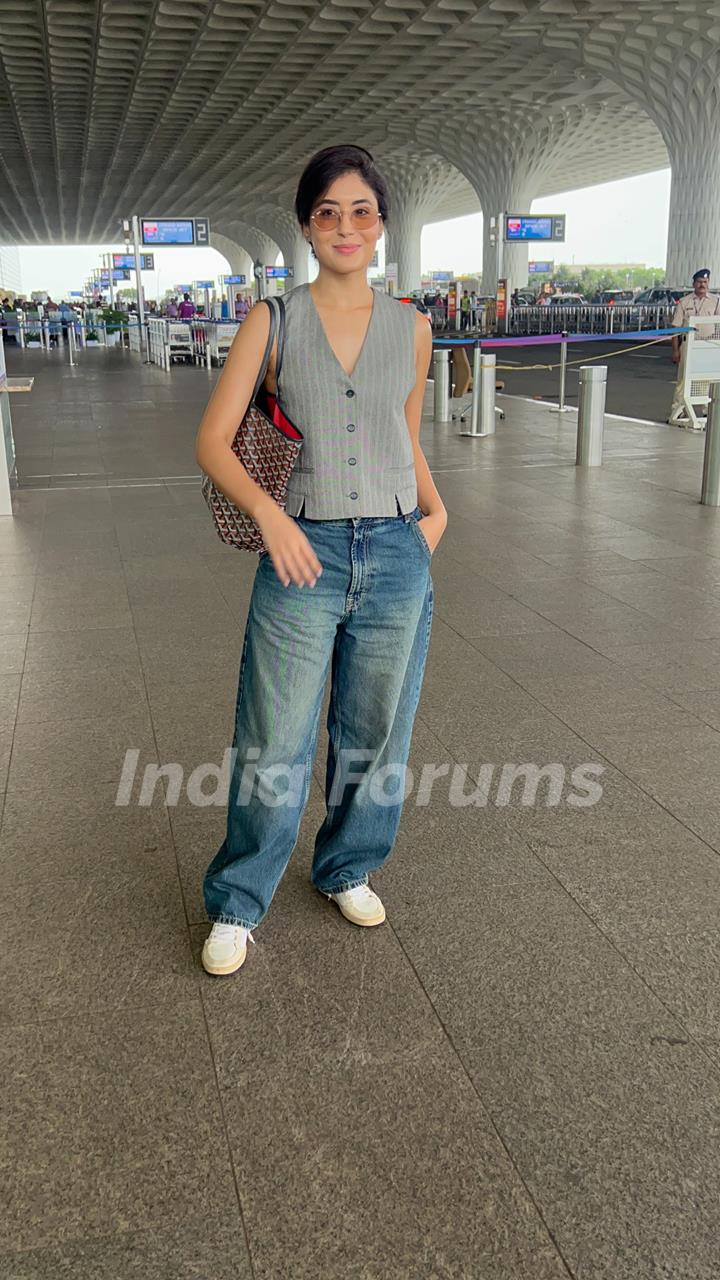 Kritika Kamra  snapped at the airport