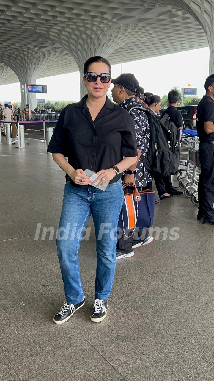 Neelam Kothari  snapped at the airport