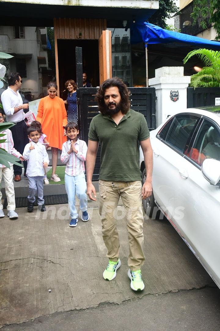 Riteish Deshmukh snapped in khar