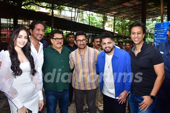 Aamir Khan, Salim Merchant, Sulaiman Merchant, Ashok Pandit, Raj Pandit and Zoya Afroz snapped at the special launch of Raj Pandit's Kooriye