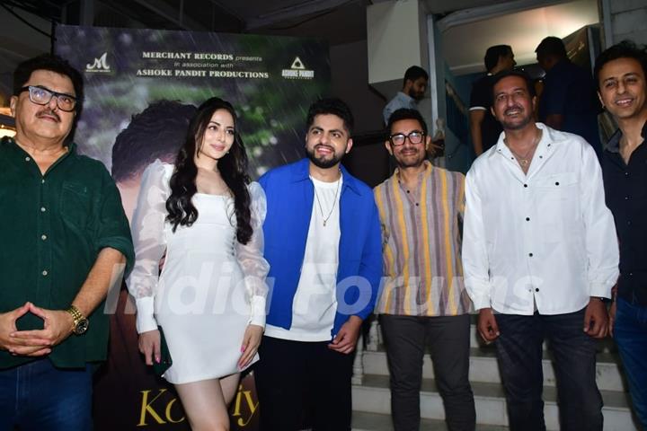 Aamir Khan, Salim Merchant, Sulaiman Merchant, Ashok Pandit, Raj Pandit and Zoya Afroz snapped at the special launch of Raj Pandit's Kooriye