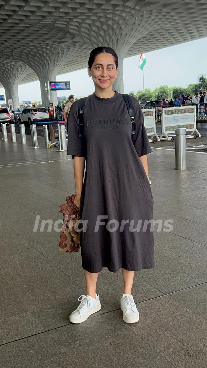 Anusha Dandekar snapped at the Mumbai airport 