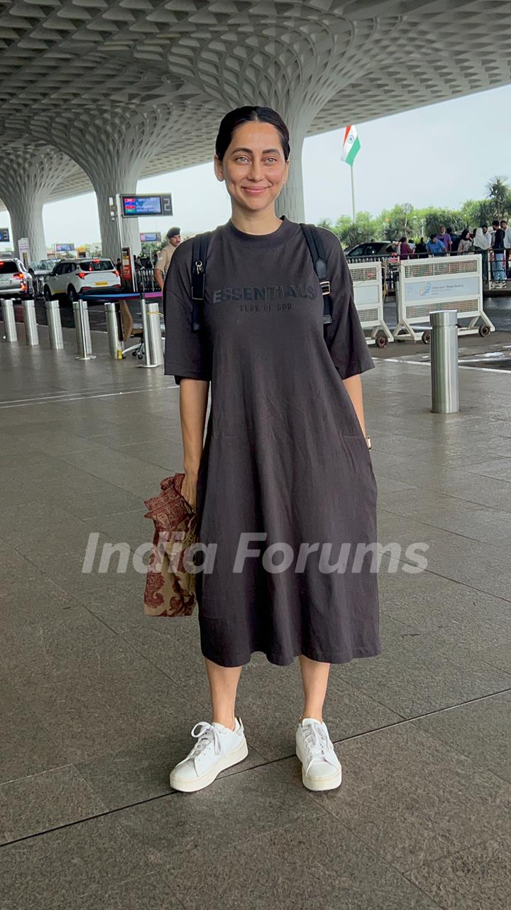 Anusha Dandekar snapped at the Mumbai airport 