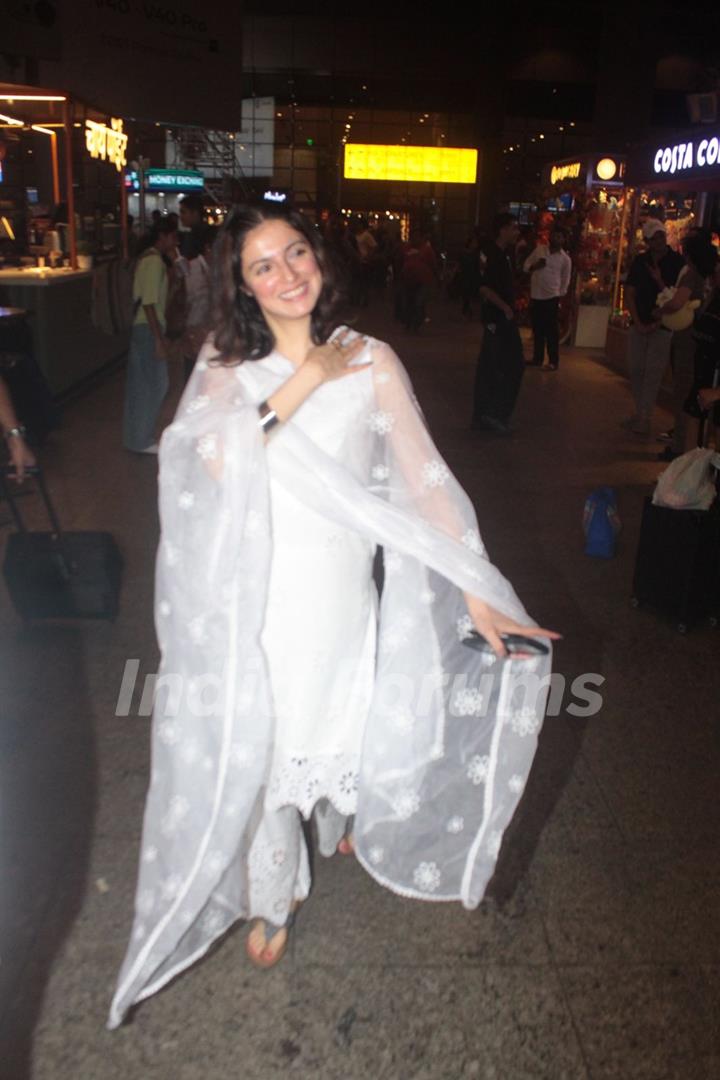 Divya Khossla snapped at the Mumbai airport 