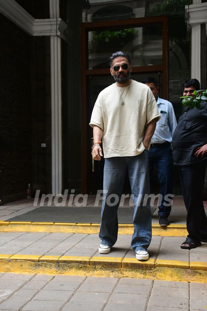 Suniel Shetty snapped in Khar