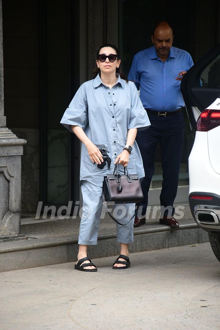 Karishma Kapoor snapped at Randhir Kapoor’s house in Bandra