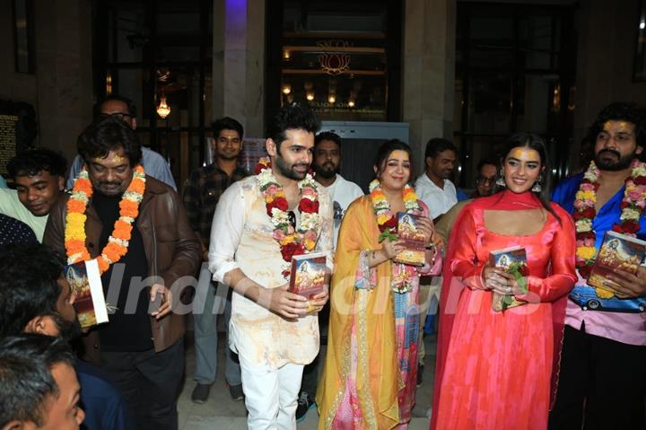 Charmy Kaur, Puri Jagannadh, Kavya Thapar and Ram Pothineni snapped at Siddhivinayak Temple