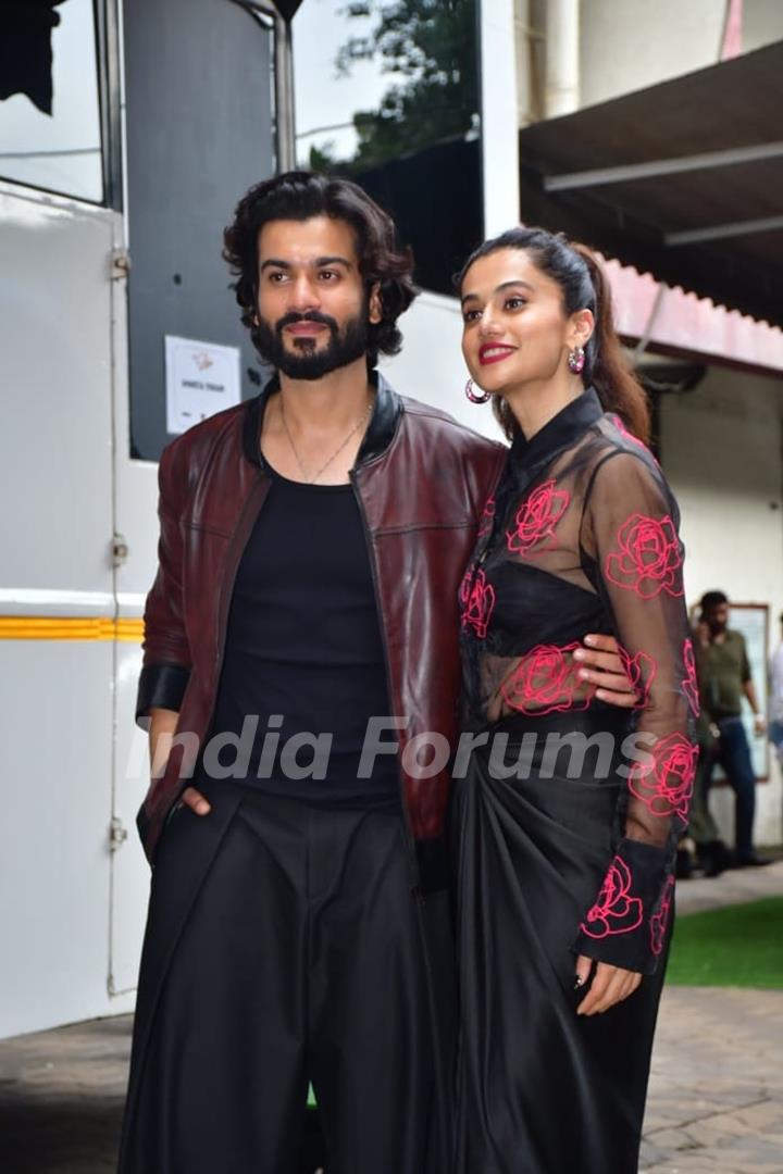 Taapsee Pannu and Sunny Kaushal snapped promoting Phir Aayi Hasseen Dillruba at Apka Apna Zakir Show