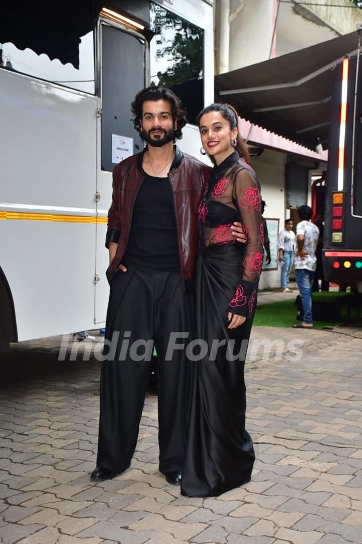 Taapsee Pannu and Sunny Kaushal snapped promoting Phir Aayi Hasseen Dillruba at Apka Apna Zakir Show