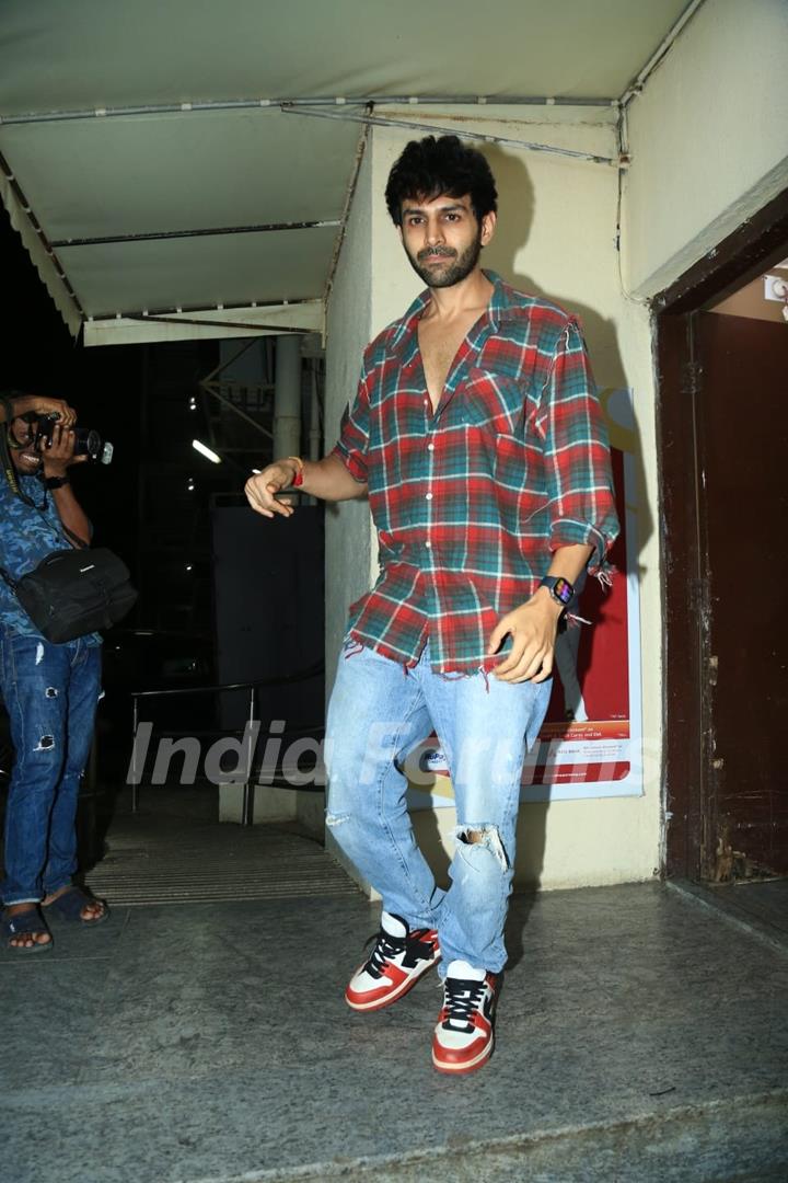 Kartik Aaryan snapped in the city