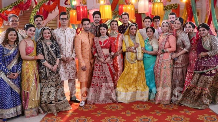 Romit Raj, Rupali Ganguly, Sudhanshu Pandey, Shruti Ulfat, Anita Raaj, Rajan Shahi, Rohit Purohit, Samridhii Shukla, Garvita Sadhwani and Rishabh Jaiswal celebration of Raksha Bandhan on set