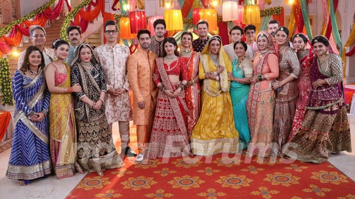 Romit Raj, Rupali Ganguly, Sudhanshu Pandey, Shruti Ulfat, Anita Raaj, Rohit Purohit, Samridhii Shukla and Rishabh Jaiswal celebration of Raksha Bandhan on set