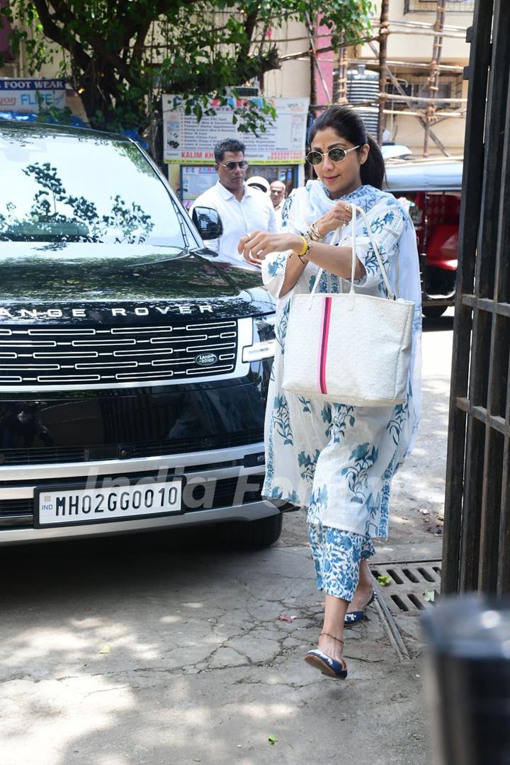 Shilpa Shetty snapped in Khar