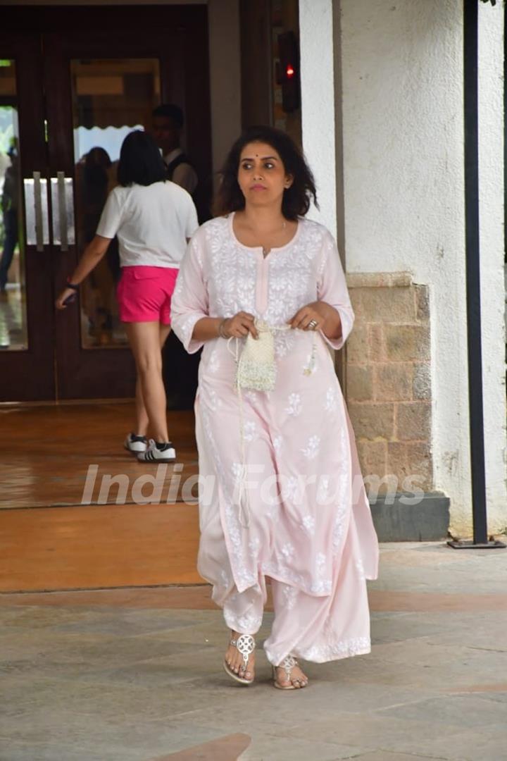 Sonali Kulkarni attends prayer meet of late photographer Pradeep Bandekar