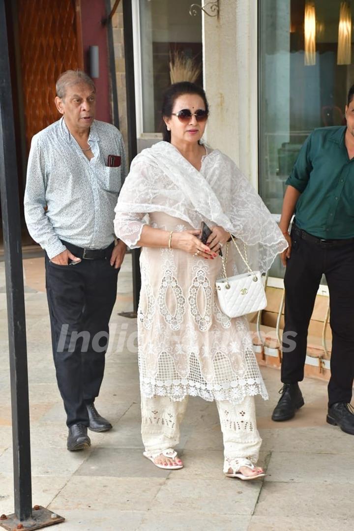 Poonam Dhillon attends prayer meet of late photographer Pradeep Bandekar