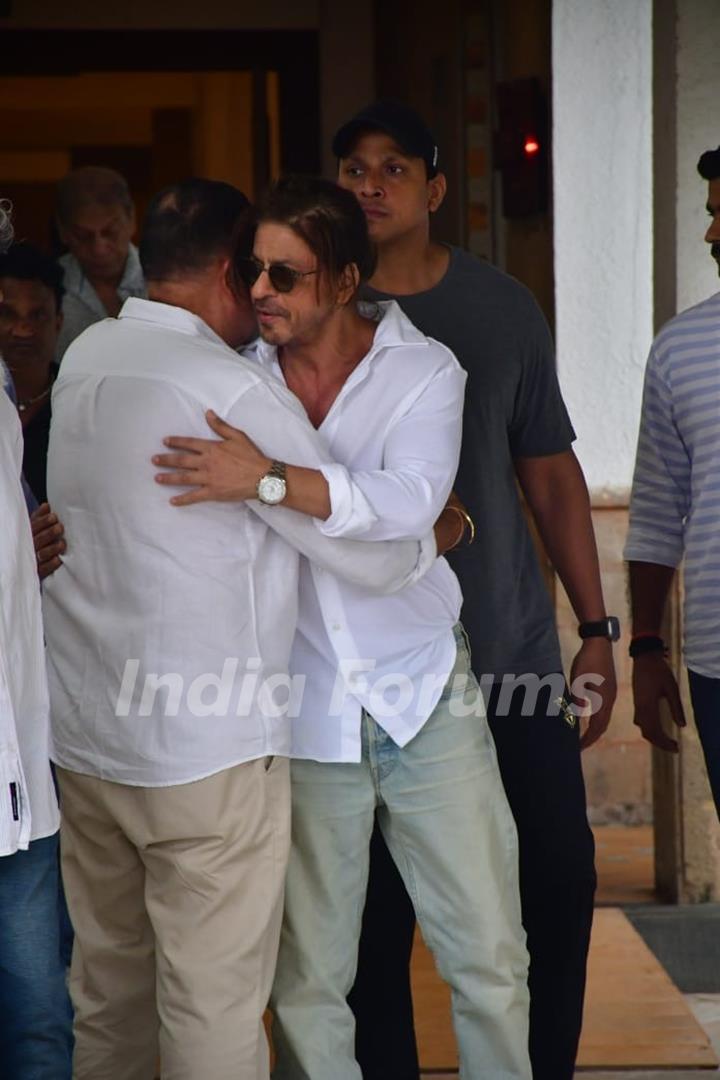 Shah Rukh Khan attends prayer meet of late photographer Pradeep Bandekar