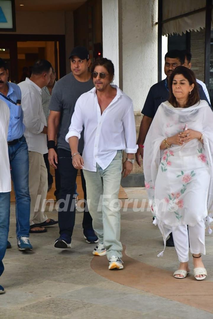 Shah Rukh Khan attends prayer meet of late photographer Pradeep Bandekar