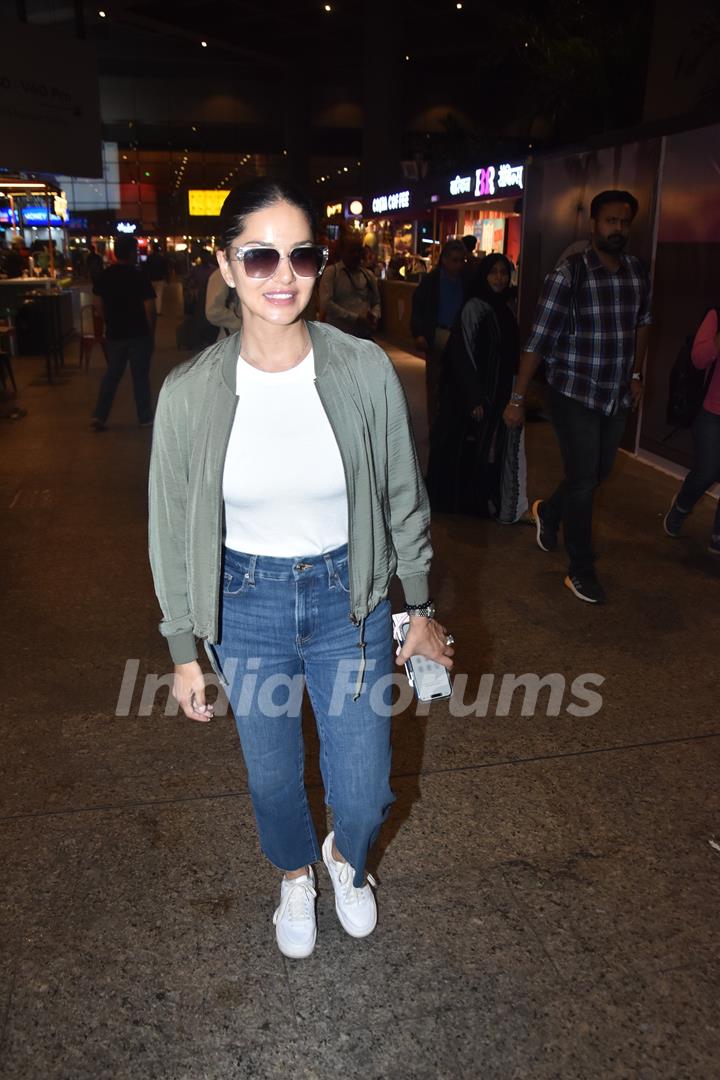 Sunny Leone snapped at the airport