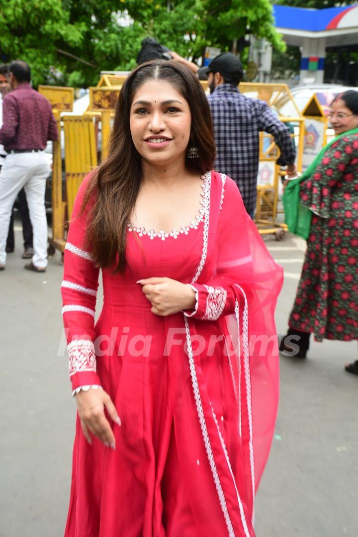 Tulsi Kumar snapped at Siddhivinayak Temple