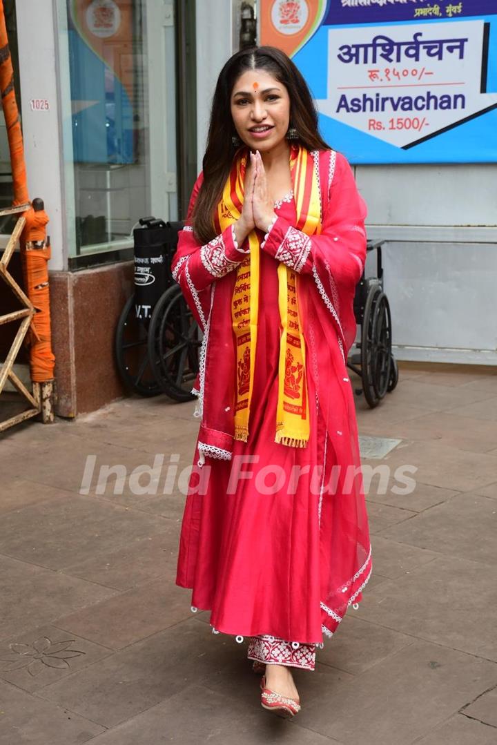 Tulsi Kumar snapped at Siddhivinayak Temple