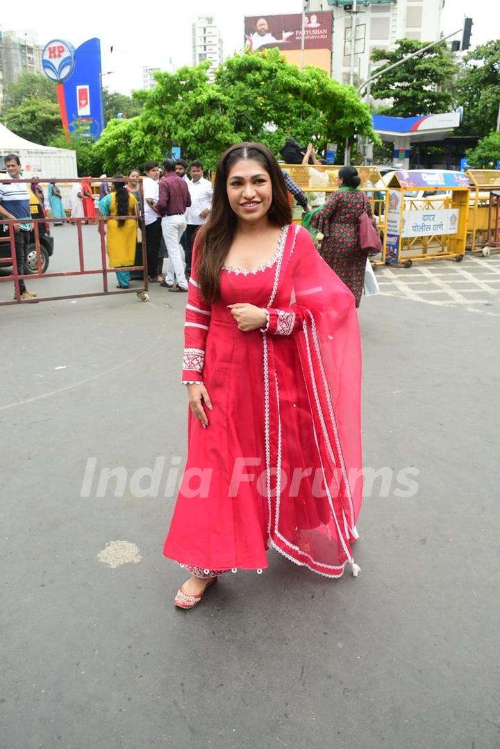 Tulsi Kumar snapped at Siddhivinayak Temple