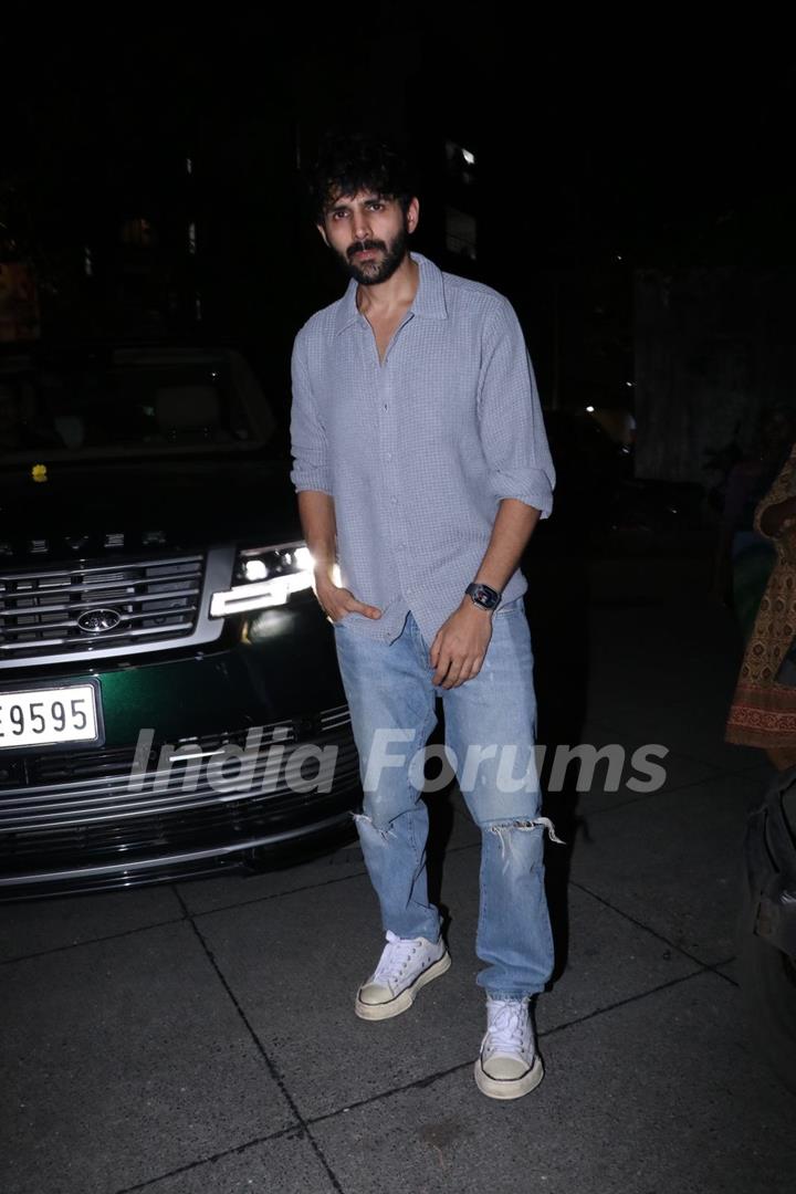 Kartik Aaryan snapped in the city