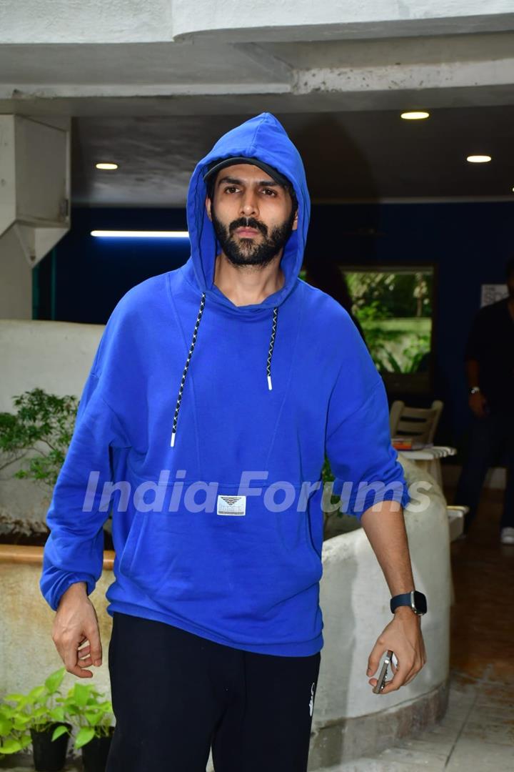 Kartik Aaryan snapped in the city