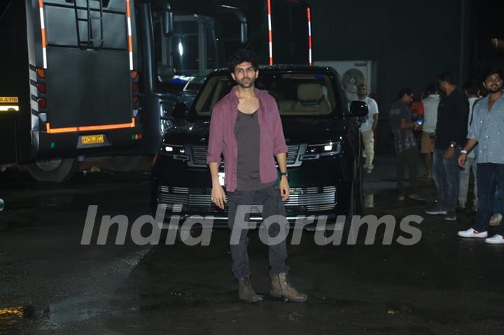 Kartik Aaryan snapped in the city