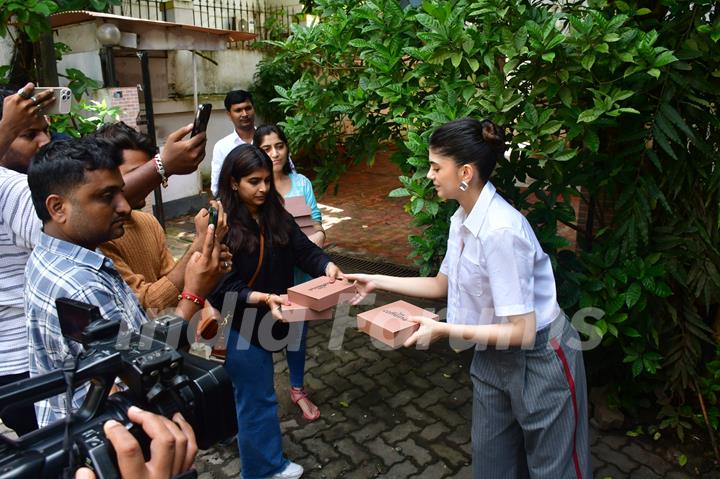 Sanjana Sanghi celebrates her birthday with paps