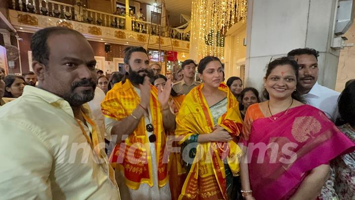 Ranveer Singh and Deepika Padukone snapped at Siddhivinayak Temple 