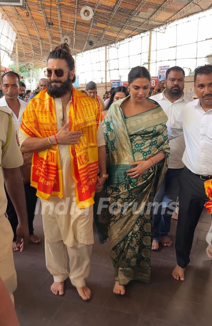 Ranveer Singh and Deepika Padukone snapped at Siddhivinayak Temple 