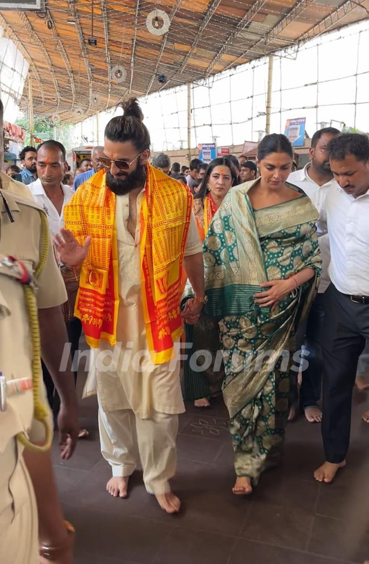 Ranveer Singh and Deepika Padukone snapped at Siddhivinayak Temple 