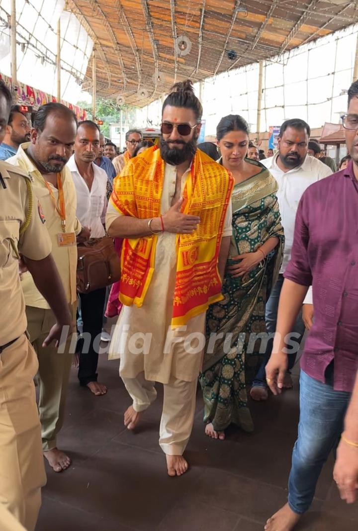 Ranveer Singh and Deepika Padukone snapped at Siddhivinayak Temple 