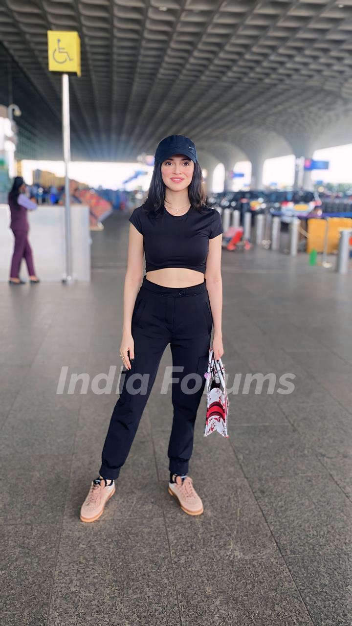 Divya Khossla celebs snapped at the airport