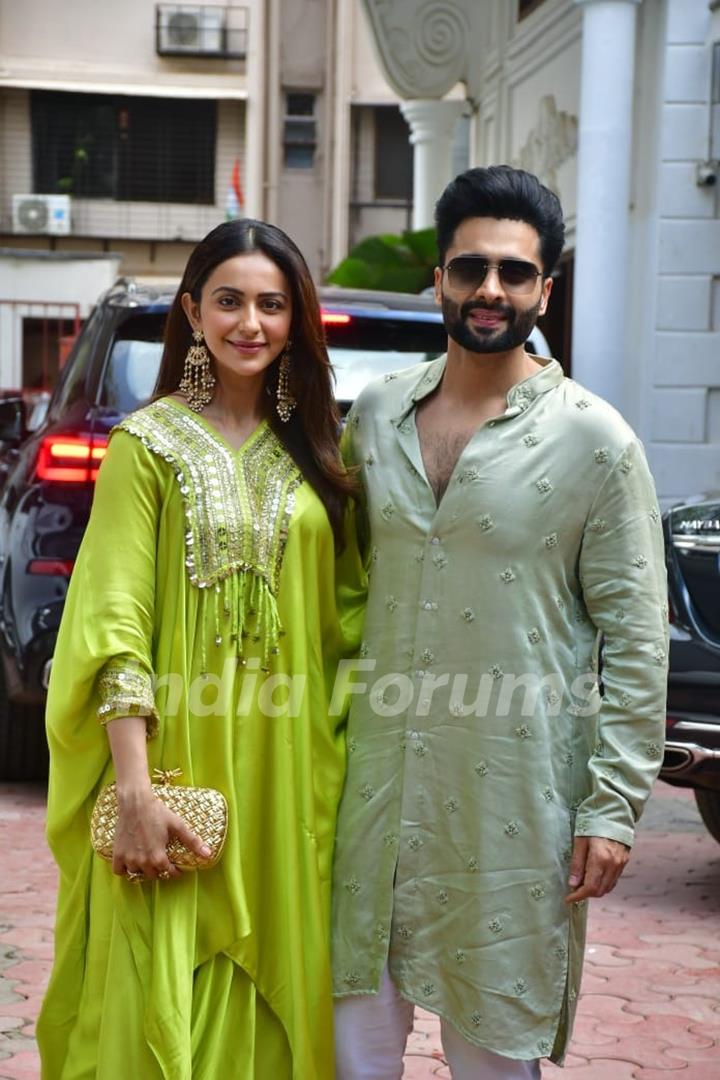 Jackky Bhagnani and Rakul Preet Singh outside Shilpa Shetty's residence for Ganapati Darshan