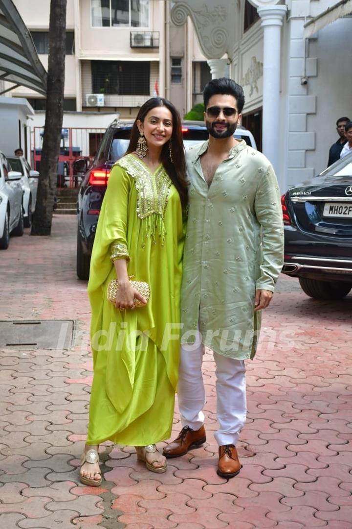 Jackky Bhagnani and Rakul Preet Singh outside Shilpa Shetty's residence for Ganapati Darshan