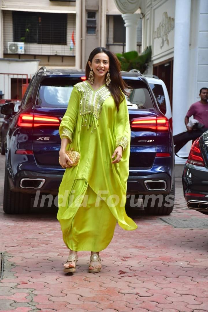 Rakul Preet Singh outside Shilpa Shetty's residence for Ganapati Darshan