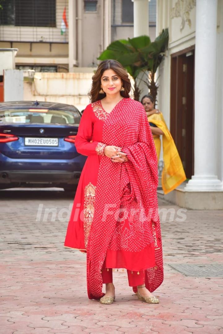 Shamita Shetty outside Shilpa Shetty's residence for Ganapati Darshan