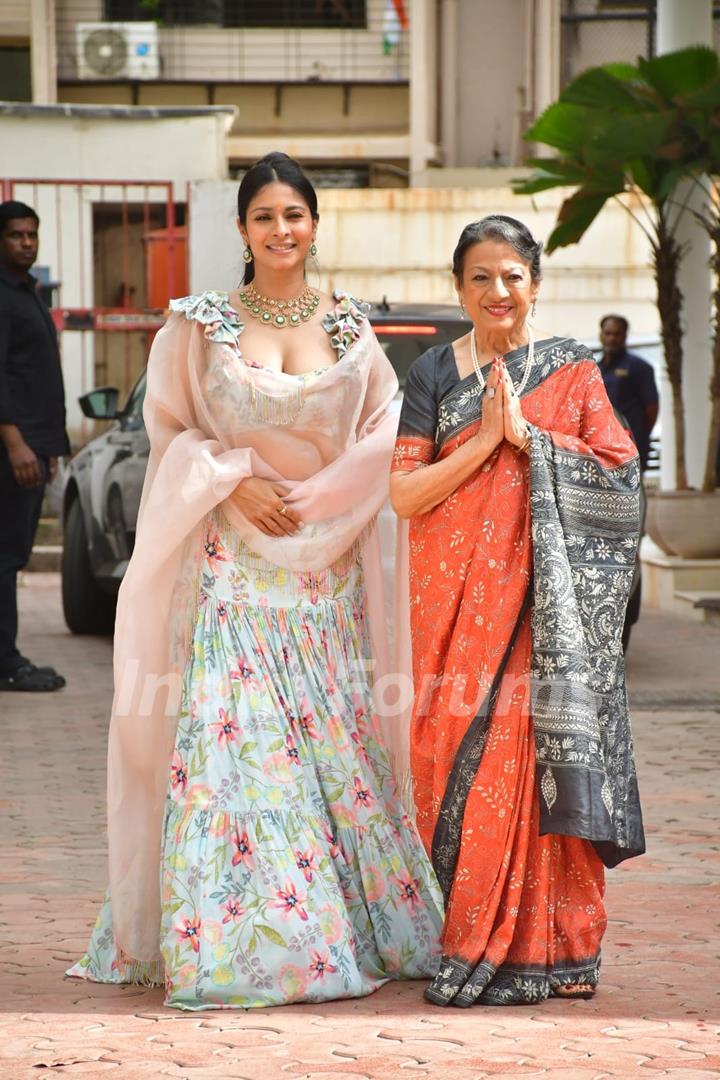 Tanishaa Mukerji and Tanuja Mukerji outside Shilpa Shetty's residence for Ganapati Darshan