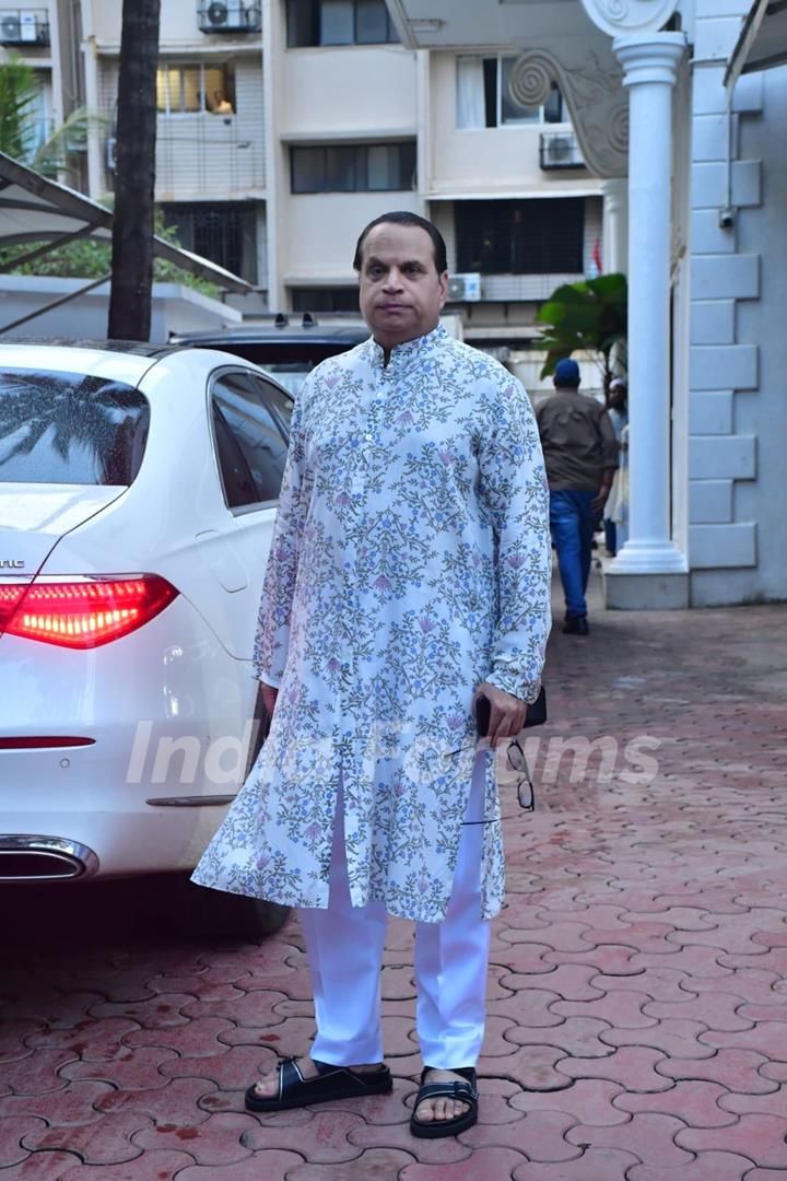 Ramesh Taurani outside Shilpa Shetty's residence for Ganapati Darshan