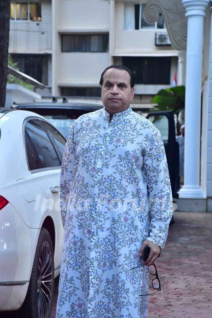 Ramesh Taurani outside Shilpa Shetty's residence for Ganapati Darshan