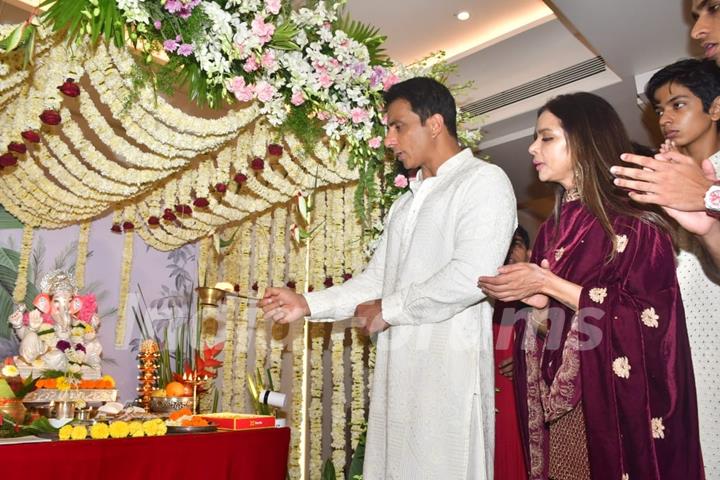 Sonu Sood snapped celebrating Ganesh Chaturthi at his home