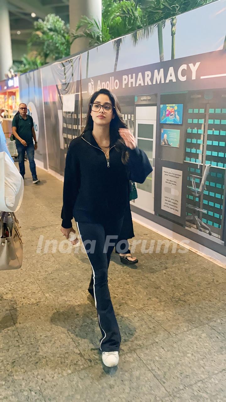 Janhvi Kapoor snapped at the airport