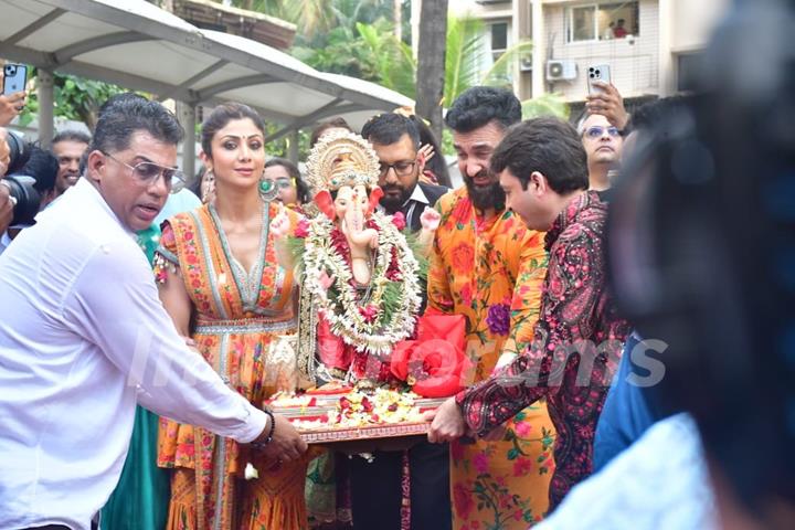 Shilpa Shetty snapped at their Ganapati Bappa Visarjan